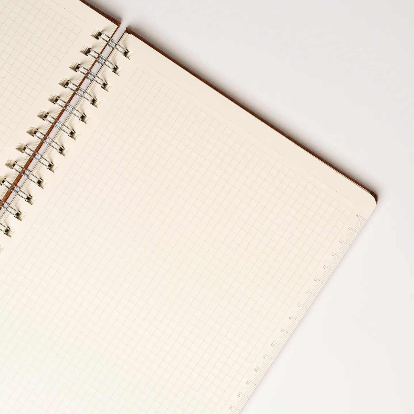 20 x 28 cm Spiralli Termo PU Sert Kapaklı Tarihsiz Defter, 240 Sayfa, 80 gr Ivory Krem Kareli İç Kağıt
