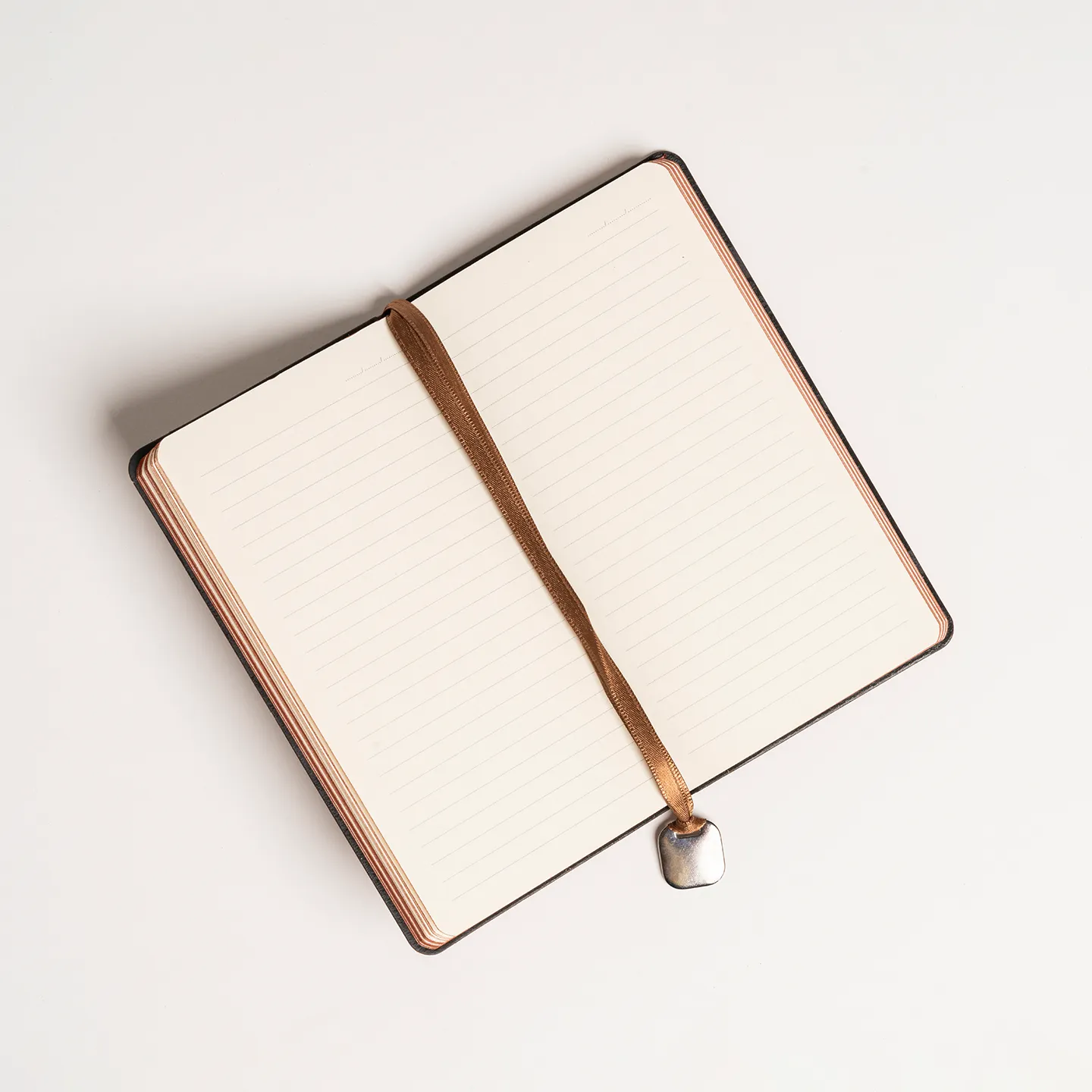 10 x 17 cm Termo PU Yumuşak Kapaklı Tarihsiz Defter, 196 Sayfa, 80 gr Ivory Krem Çizgili İç Kağıt, Renkli Kenarlı, Metal Tokalı, Karton Kılıflı