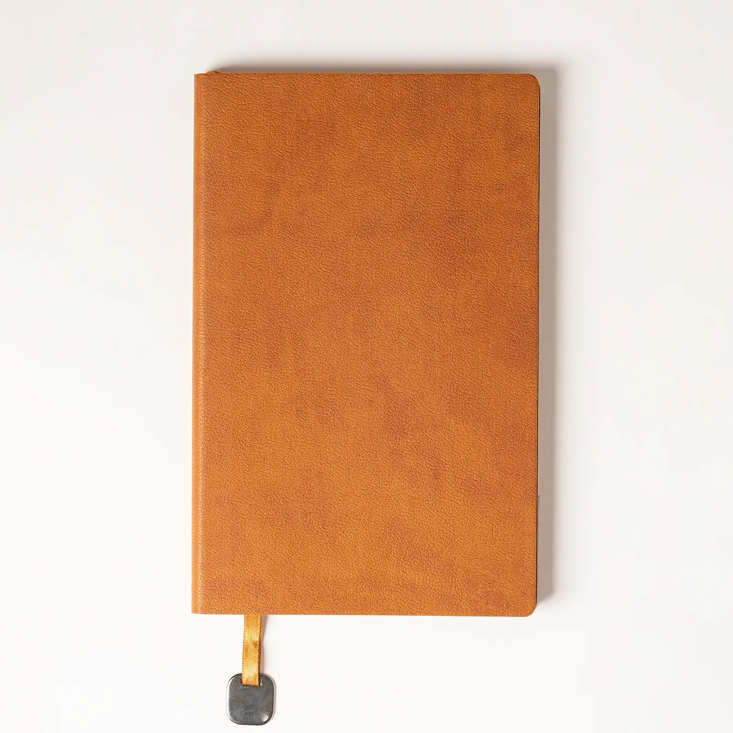 13 x 21 cm Termo PU Deri Esnek Yumuşak Kapaklı Tarihsiz Defter, 196 Sayfa, 80 gr Ivory Krem Çizgili İç Kağıt, Renkli Kenarlı, Metal Tokalı, Karton Kılıflı Promozone