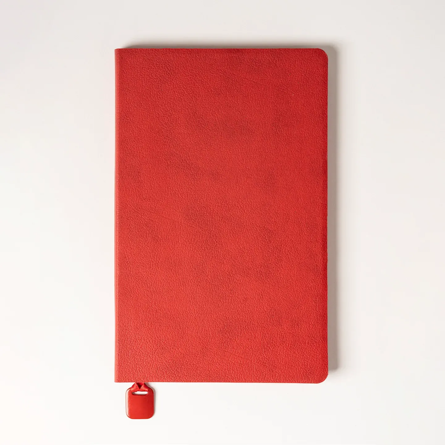13 x 21 cm Termo PU Deri Esnek Yumuşak Kapaklı Tarihsiz Defter, 196 Sayfa, 80 gr Ivory Krem Çizgili İç Kağıt, Renkli Kenarlı, Metal Tokalı, Karton Kılıflı Promozone