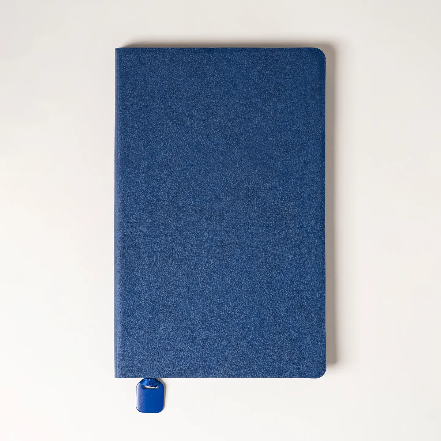 13 x 21 cm Termo PU Deri Esnek Yumuşak Kapaklı Tarihsiz Defter, 196 Sayfa, 80 gr Ivory Krem Çizgili İç Kağıt, Renkli Kenarlı, Metal Tokalı, Karton Kılıflı