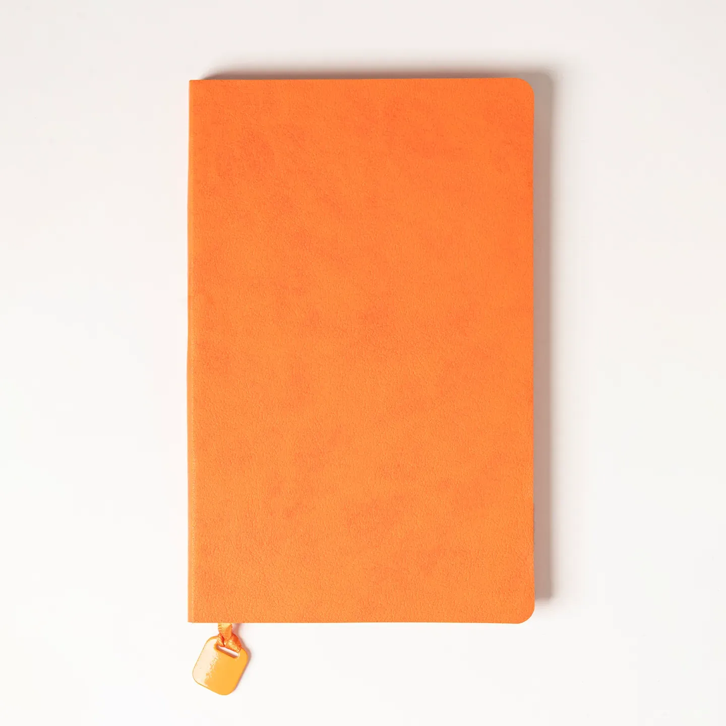 13 x 21 cm Termo PU Deri Esnek Yumuşak Kapaklı Tarihsiz Defter, 196 Sayfa, 80 gr Ivory Krem Çizgili İç Kağıt, Renkli Kenarlı, Metal Tokalı, Karton Kılıflı