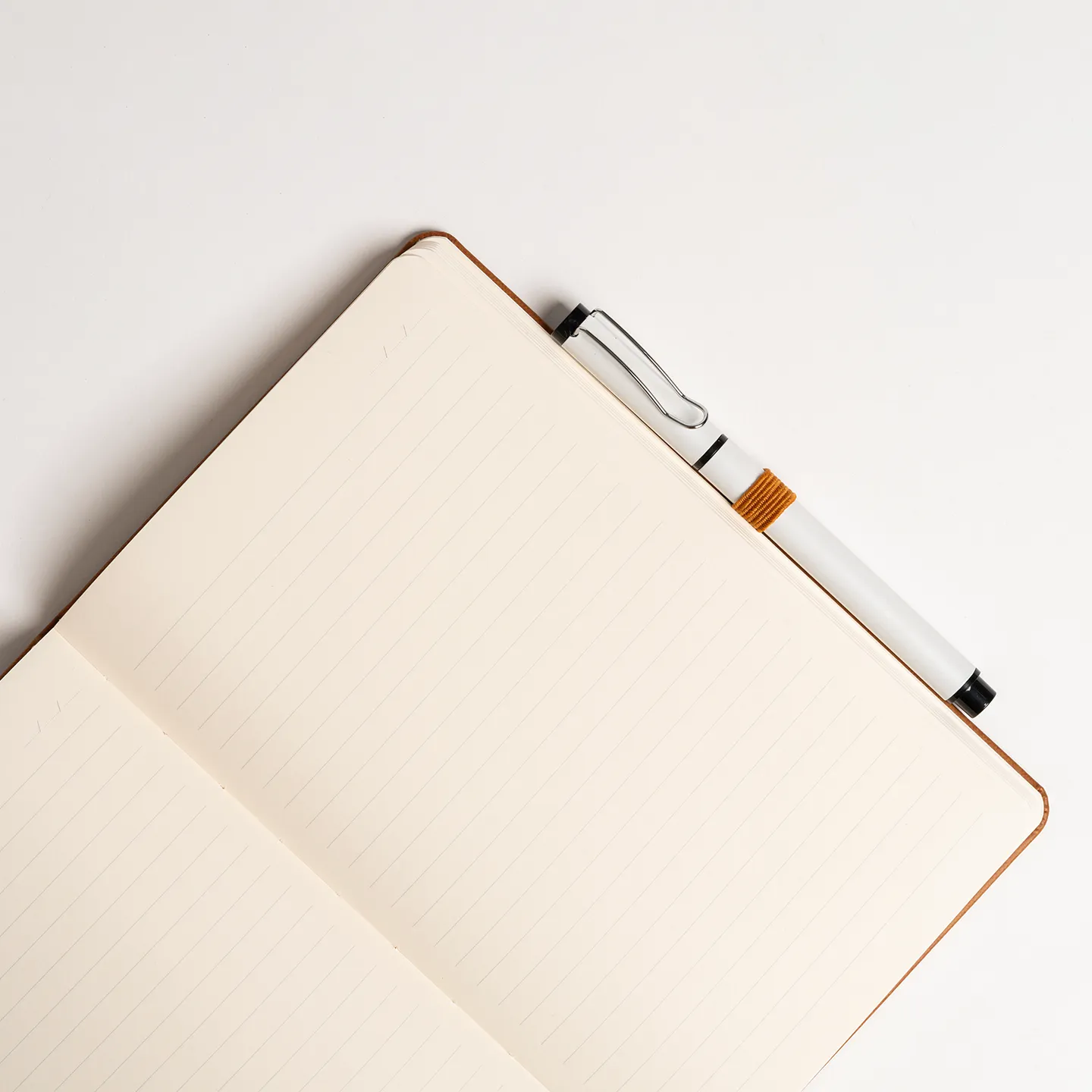 13 x 21 cm Termo PU Sert Kapaklı Tarihsiz Defter, 224 Sayfa, 70 gr Ivory Krem Çizgili İç Kağıt, Esnek Kapak Lastikli, Kalem Tutuculu
