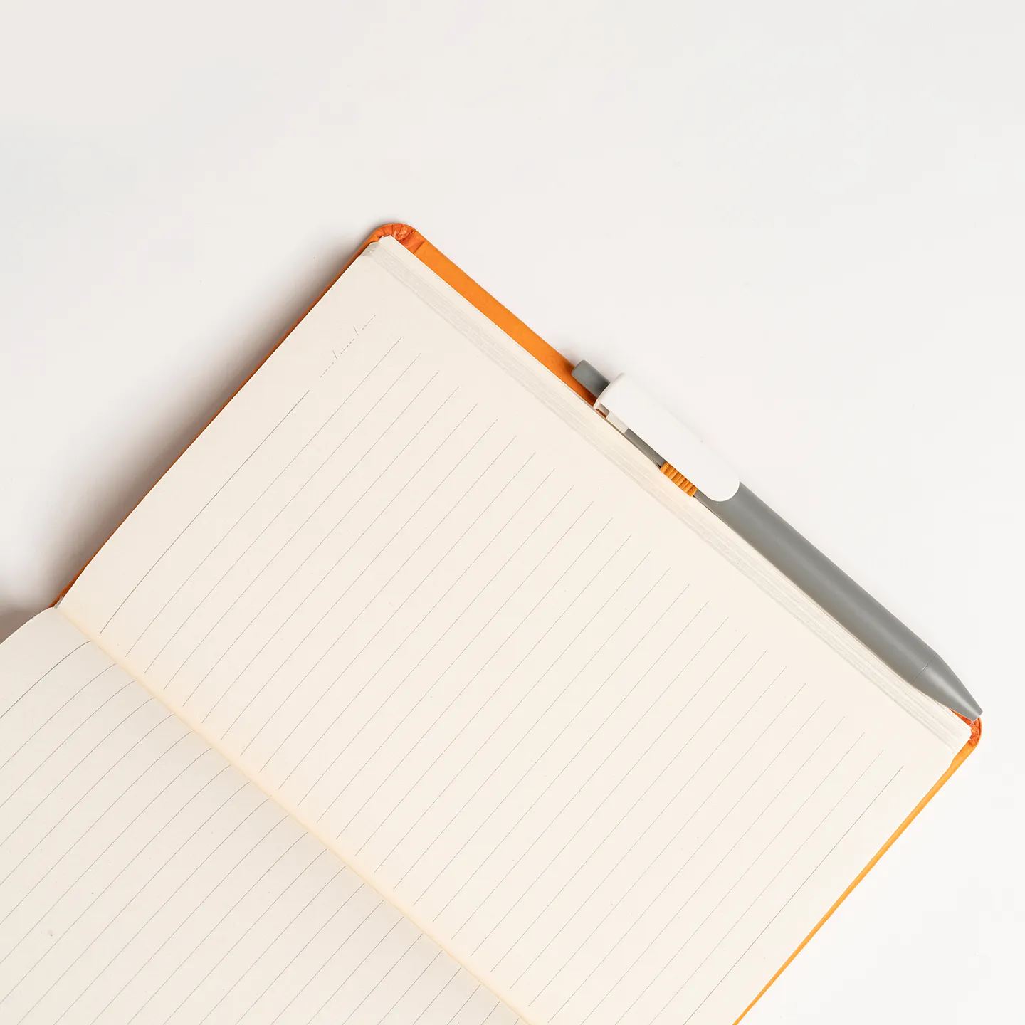 13 x 21 cm Termo PU Sert Kapaklı Tarihsiz EKONOMİK Defter, 160 Sayfa, 60 gr Holmen Krem Çizgili İç Kağıt, Esnek Kapak Lastikli, Kalem Tutuculu